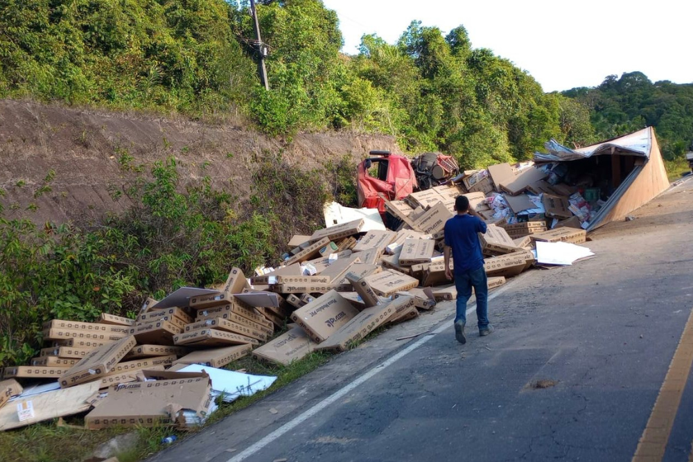 Motorista fica preso às ferragens de carreta em acidente na rodovia BR-174 Motorista fica preso às ferragens de carreta em acidente na rodovia BR-174