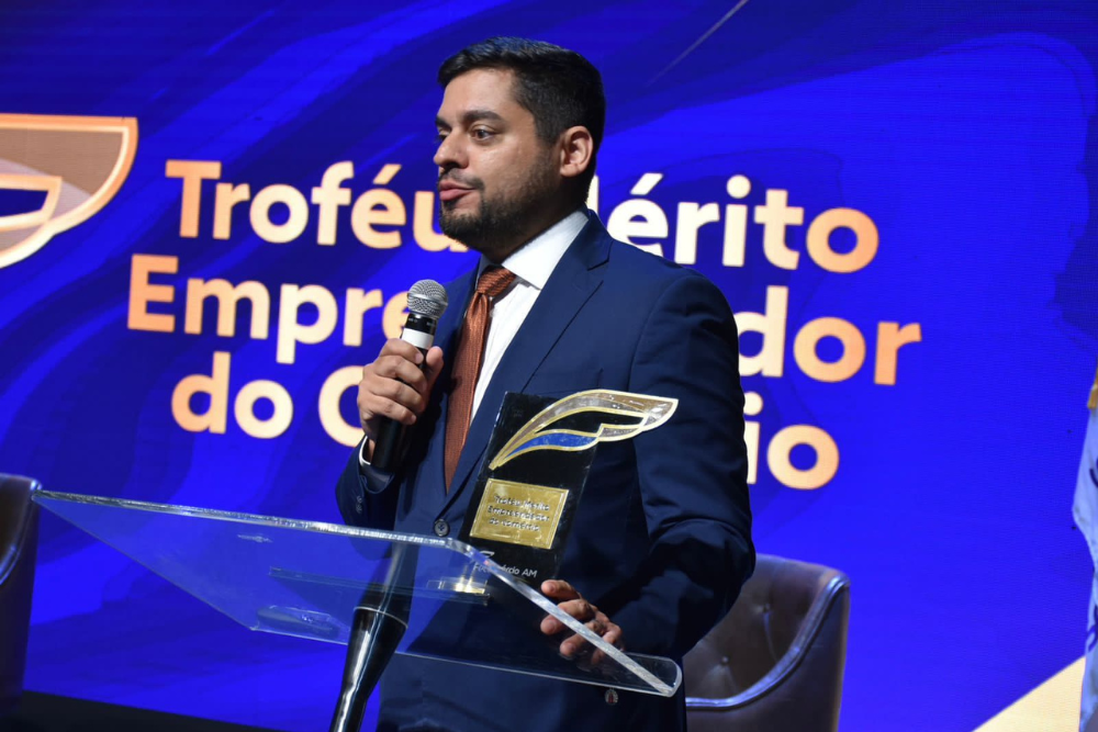 Reitor da UEA recebe Trof&eacute;u M&eacute;rito Empreendedor pelo Samsung Ocean