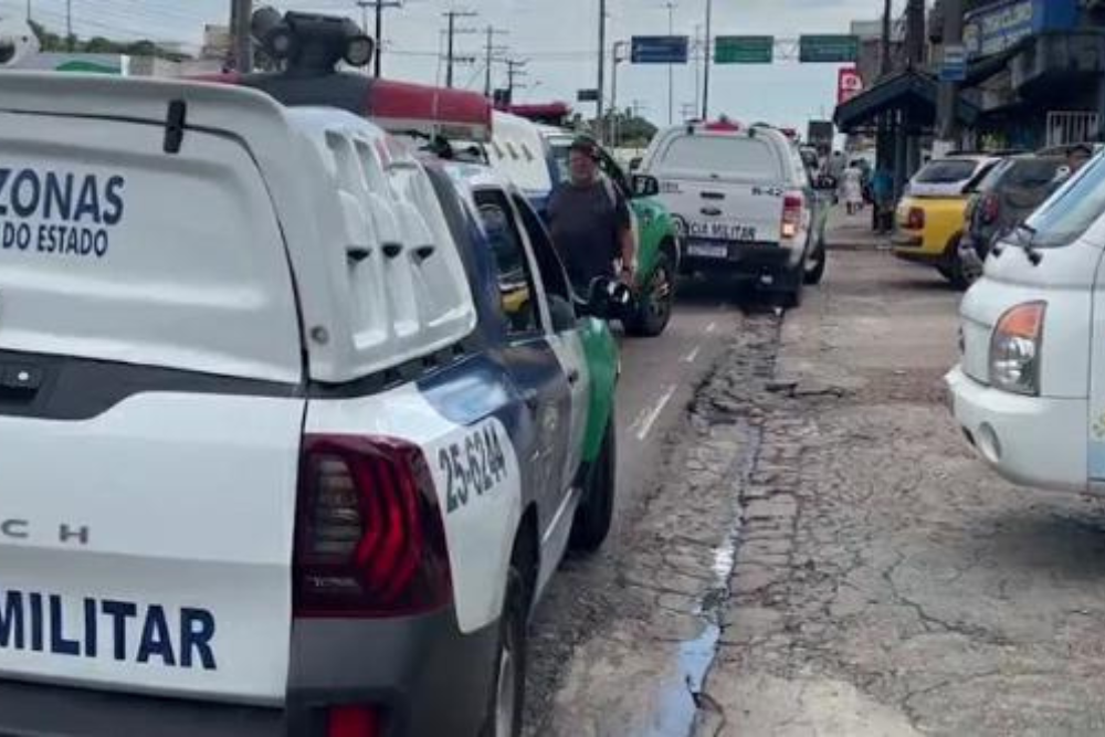 Alunos e funcionários são trancados no banheiro durante assalto a autoescola na Constantino Nery Alunos e funcionários são trancados no banheiro durante assalto a autoescola na Constantino Nery