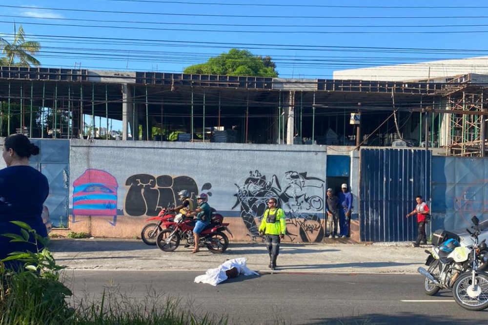 Idoso morre atropelado por motocicleta ao tentar atravessar avenida Efigênio Salles Idoso morre atropelado por motocicleta ao tentar atravessar avenida Efigênio Salles