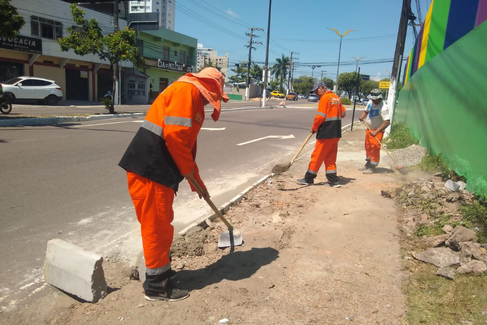 Prefeitura recupera cal&ccedil;ada e meio-fio em frente &agrave; escola na Compensa
