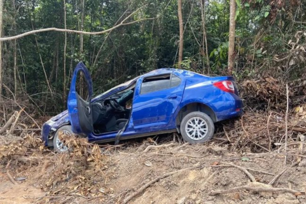 Carro capota com fam&iacute;lia na rodovia AM-010