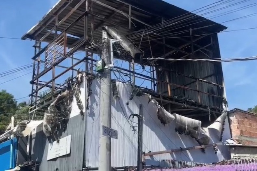 Família acorda com casa em chamas no bairro Cidade de Deus Família acorda com casa em chamas no bairro Cidade de Deus