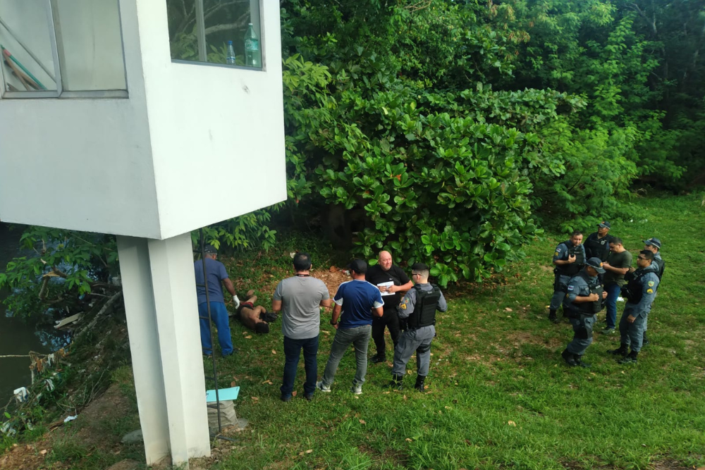 Com as mãos acorrentadas, homem é encontrado morto em igarapé na Chapada Com as mãos acorrentadas, homem é encontrado morto em igarapé na Chapada