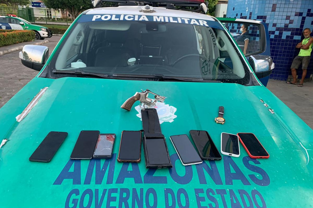 Suspeitos de cometer arrastões em paradas de ônibus morrem em confronto com a polícia na zona Norte Suspeitos de cometer arrastões em paradas de ônibus morrem em confronto com a polícia na zona Norte