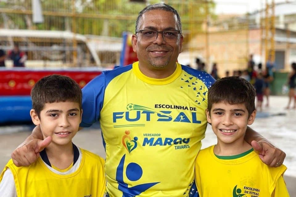 Projeto de futsal estimula prática esportiva de crianças nas comunidades Projeto de futsal estimula prática esportiva de crianças nas comunidades