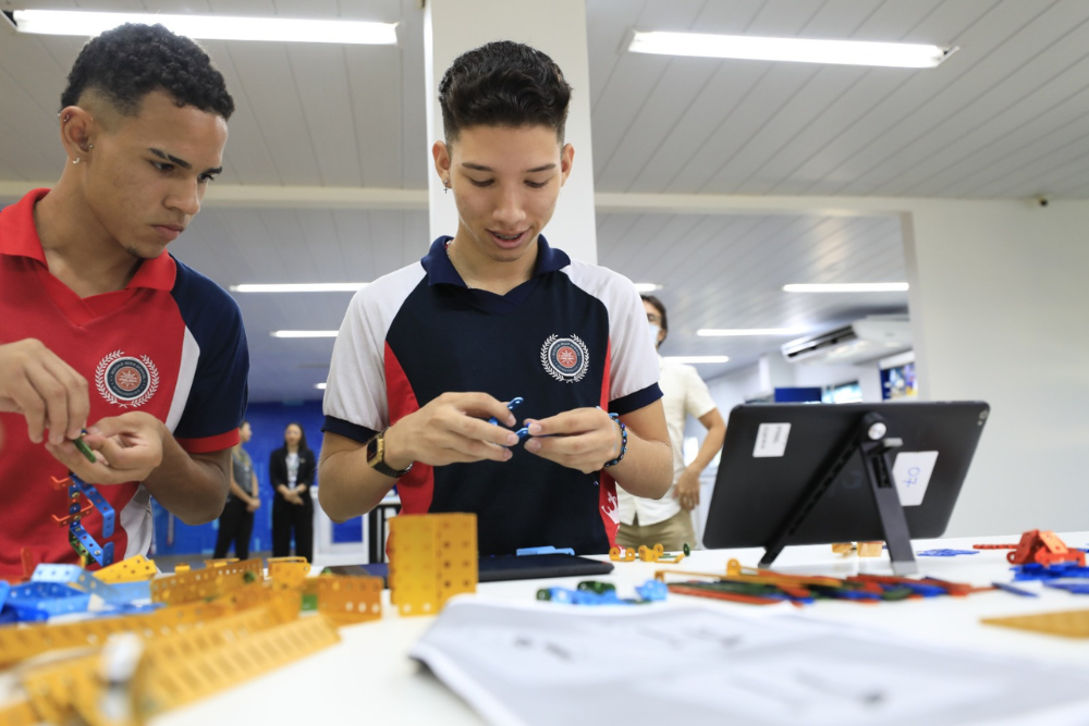 Laboratório de robótica leva novas experiências a alunos da rede estadual Laboratório de robótica leva novas experiências a alunos da rede estadual