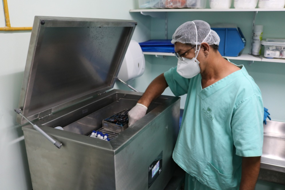 Novos equipamentos agilizam processo de esteriliza&ccedil;&atilde;o de materiais na FCecon