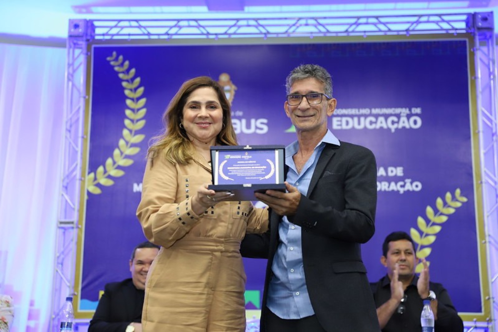 Profissionais e instituições são homenageados pelos serviços prestados à educação municipal Profissionais e instituições são homenageados pelos serviços prestados à educação municipal