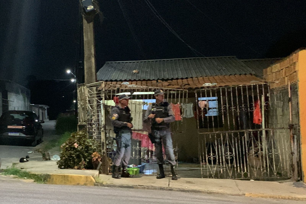 Jovem é executado com tiros na cabeça no Santa Etelvina Jovem é executado com tiros na cabeça no Santa Etelvina