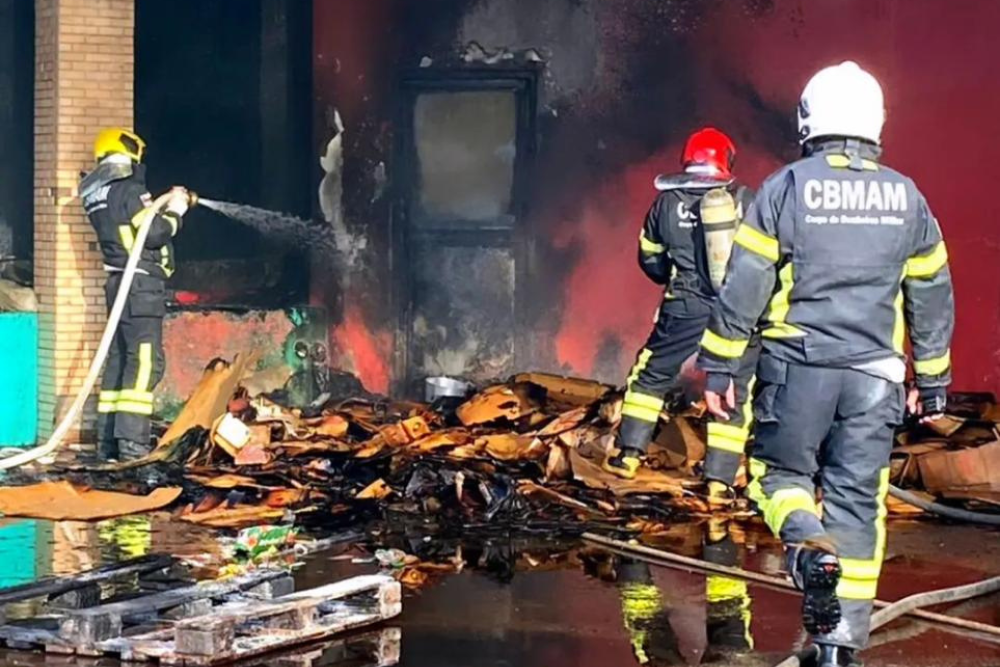 Inc&ecirc;ndio atinge &aacute;rea externa de supermercado no bairro Dom Pedro