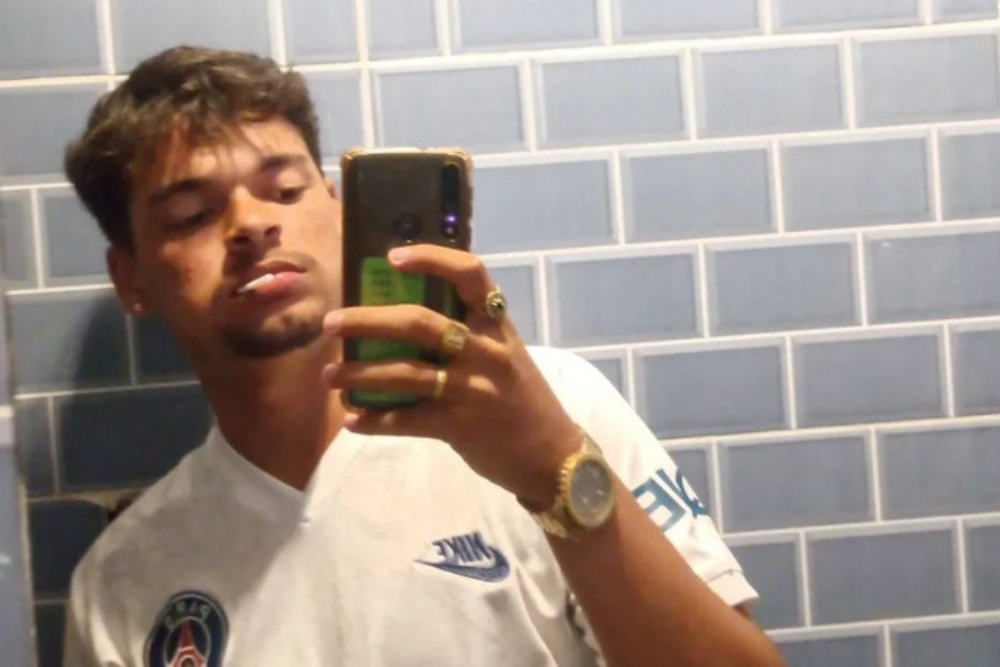 Jovem morre com tiro no peito ao reagir a assalto no Petrópolis Jovem morre com tiro no peito ao reagir a assalto no Petrópolis