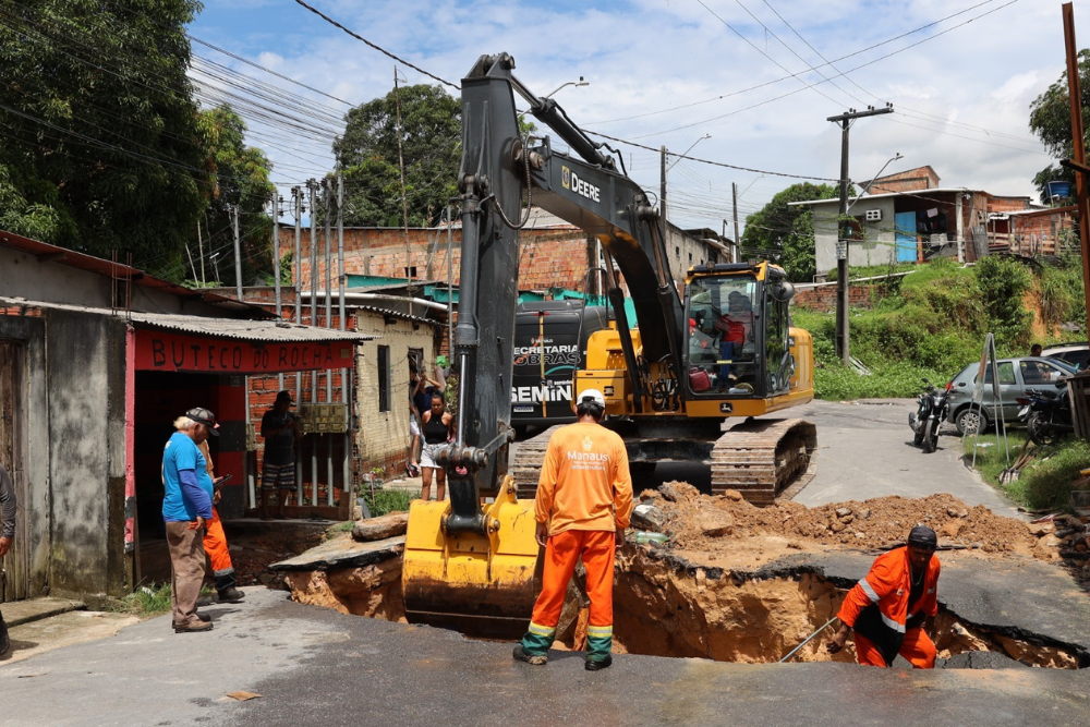 Seminf revitaliza trecho com cratera no bairro Grande Vitória Seminf revitaliza trecho com cratera no bairro Grande Vitória
