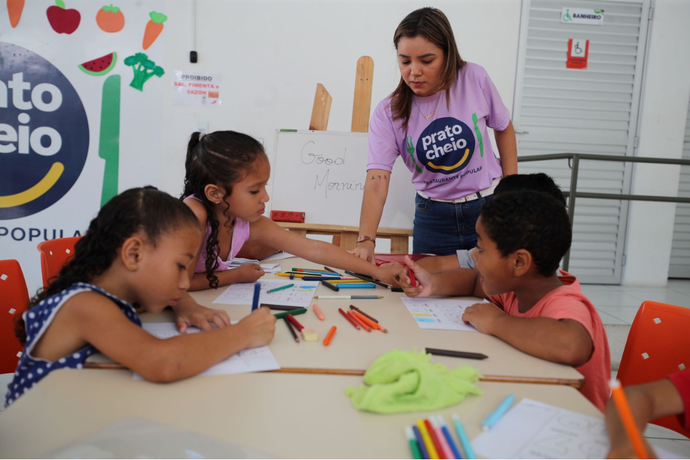 Prato Cheio: crianças do bairro da União recebem aulas de inglês gratuitas Prato Cheio: crianças do bairro da União recebem aulas de inglês gratuitas