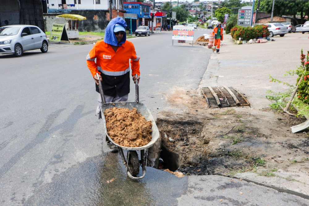 Prefeitura desobstrui mais de 20 mil bueiros e recupera 3,1 mil tampas de caixas coletoras Prefeitura desobstrui mais de 20 mil bueiros e recupera 3,1 mil tampas de caixas coletoras