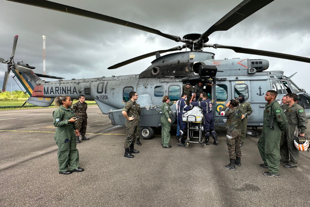 Forças Armadas resgatam feridos em confronto em área isolada de Roraima Forças Armadas resgatam feridos em confronto em área isolada de Roraima