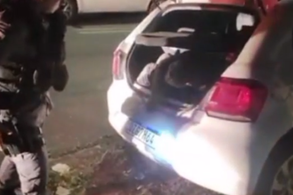 Vídeo: Motorista de rota é resgatado de dentro do porta-malas de carro no Tarumã Vídeo: Motorista de rota é resgatado de dentro do porta-malas de carro no Tarumã