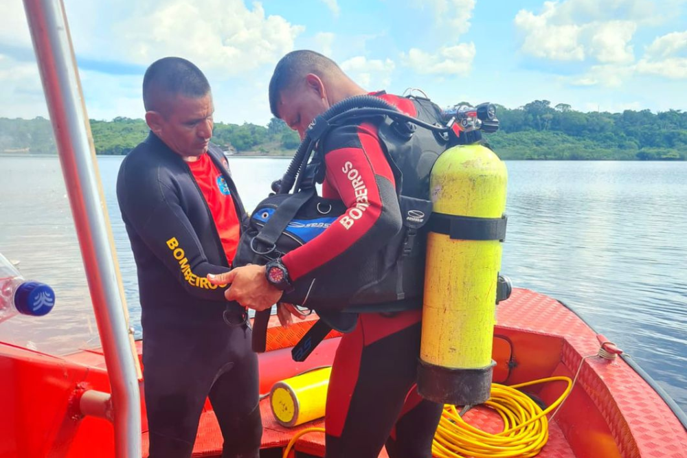 Bombeiros resgatam corpo de homem que caiu em rio no Iranduba Bombeiros resgatam corpo de homem que caiu em rio no Iranduba