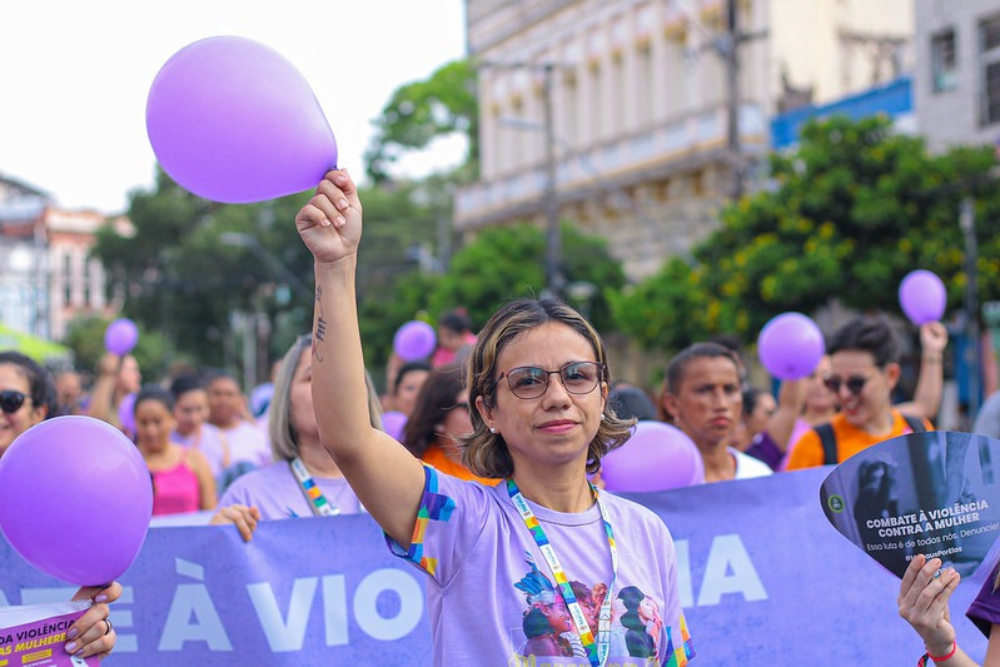 Prefeitura realiza caminhada alusiva ao combate &agrave; viol&ecirc;ncia contra a mulher