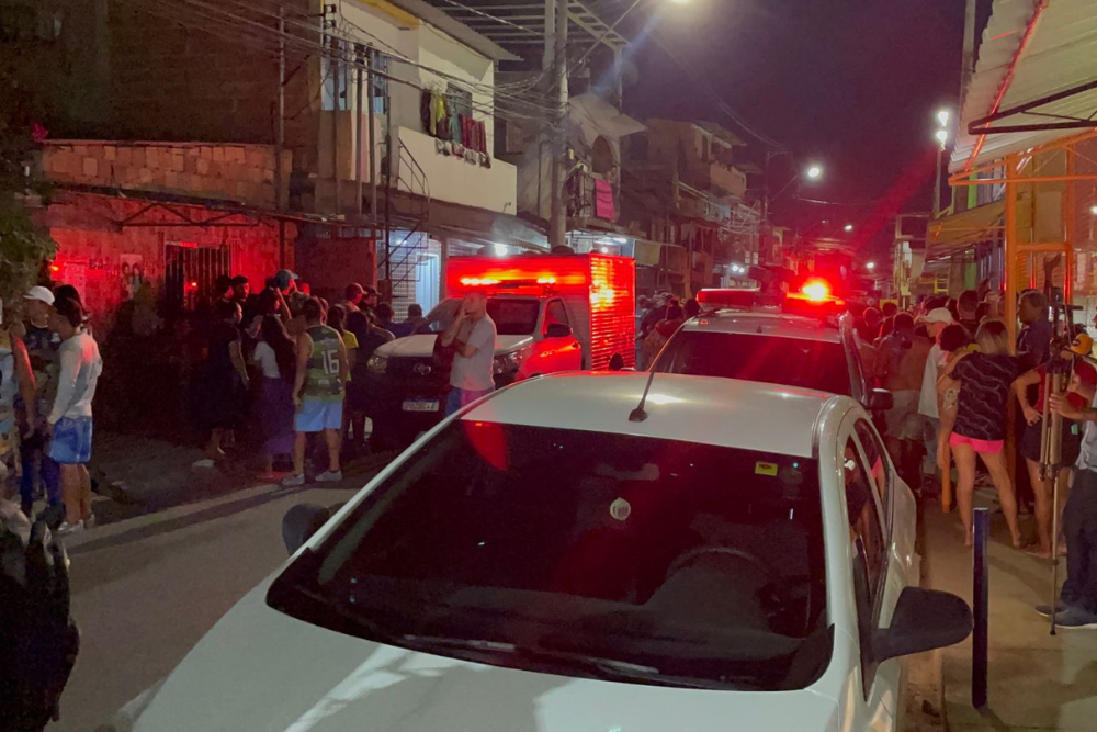 Dois homens são mortos a tiros no bairro Crespo Dois homens são mortos a tiros no bairro Crespo