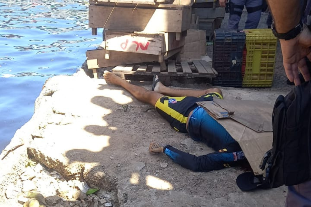 Homem é morto com 11 tiros em balsa no Centro de Manaus Homem é morto com 11 tiros em balsa no Centro de Manaus
