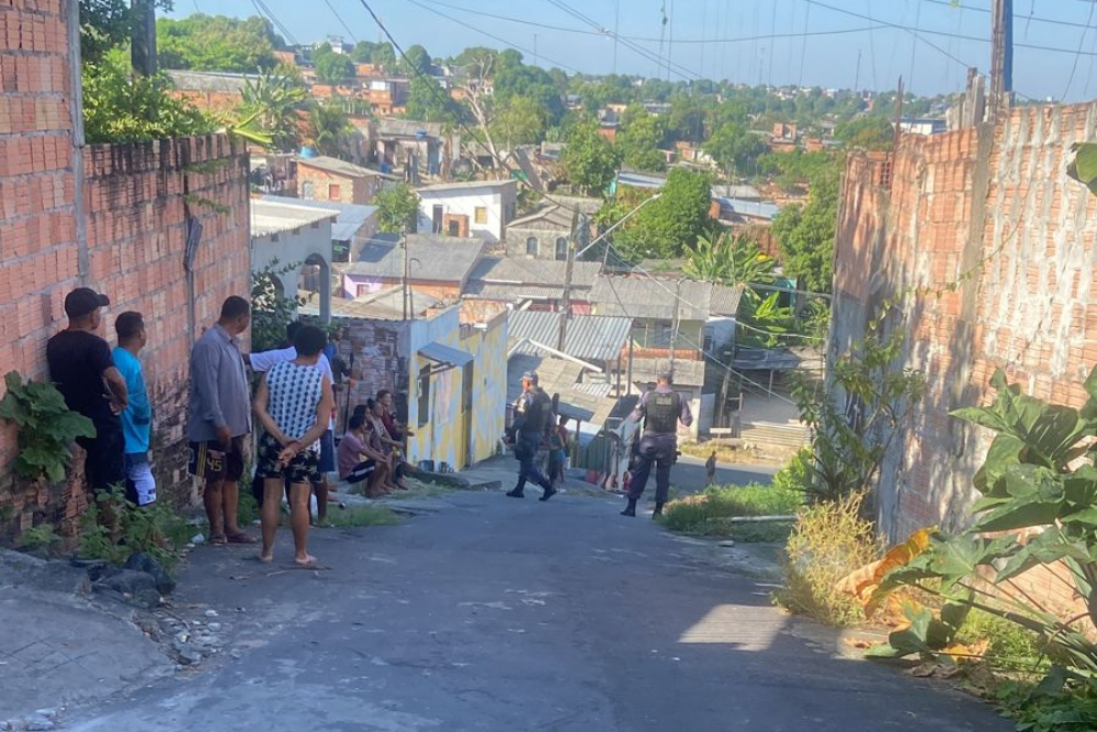 Corpo com sinais de tortura e pescoço cortado é encontrado no Jorge Teixeira Corpo com sinais de tortura e pescoço cortado é encontrado no Jorge Teixeira