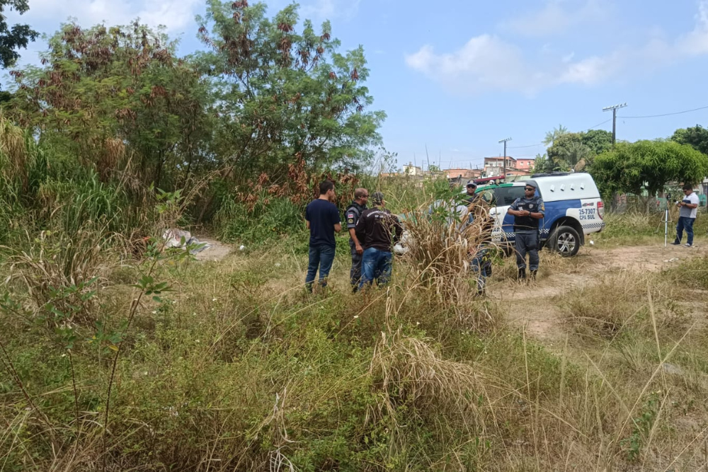Mulher &eacute; encontrada morta a tiros em campo no Petr&oacute;polis 