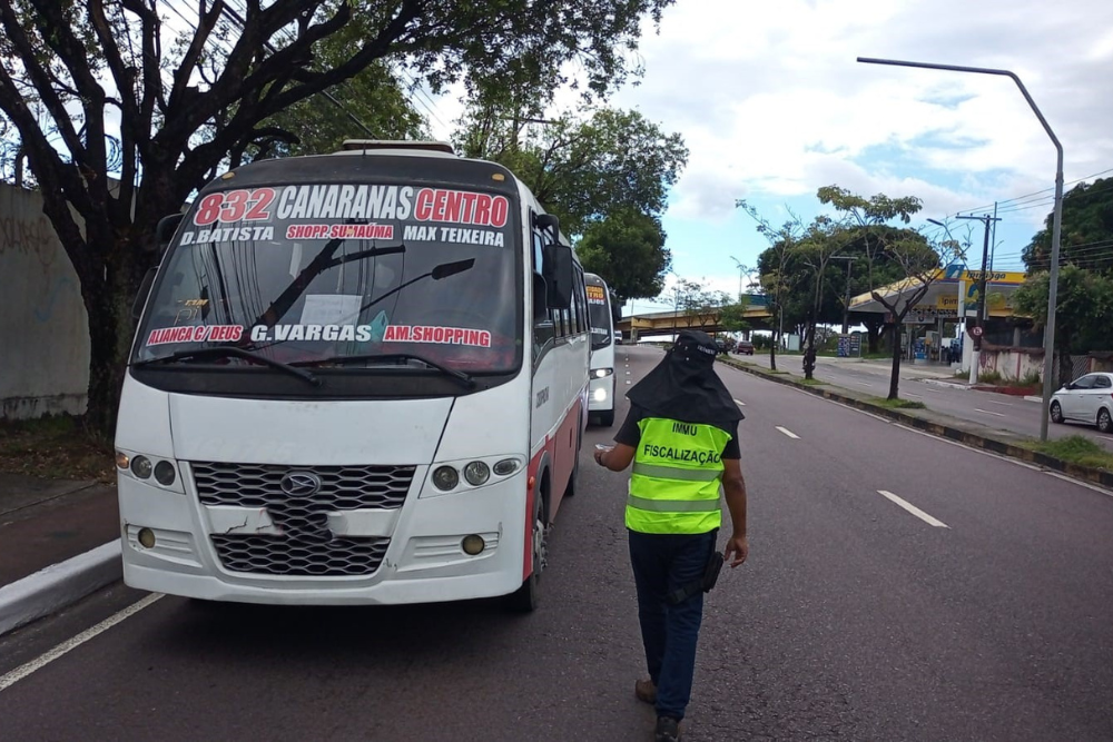 IMMU fiscaliza serviços de transporte de passageiros na avenida Djalma Batista IMMU fiscaliza serviços de transporte de passageiros na avenida Djalma Batista