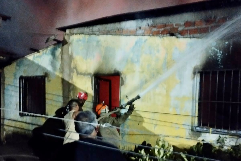 Inc&ecirc;ndio atinge casa e morador &eacute; resgatado por bombeiros em Humait&aacute;
