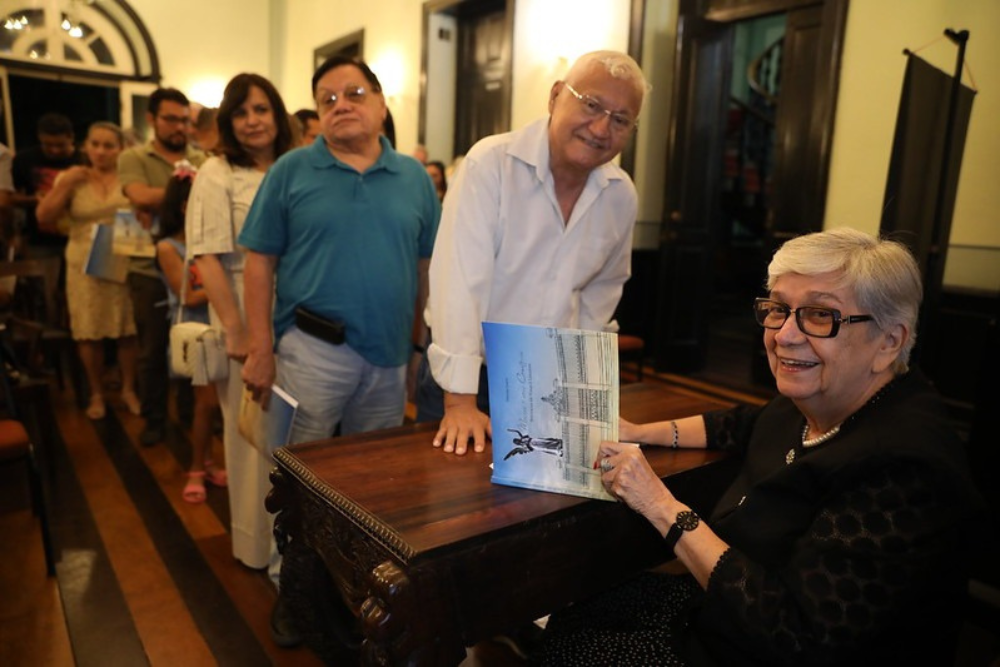 Obra 'Manaus e seus cemitérios, histórias de vidas e legados’ é lançada no Palácio Rio Negro Obra 'Manaus e seus cemitérios, histórias de vidas e legados’ é lançada no Palácio Rio Negro
