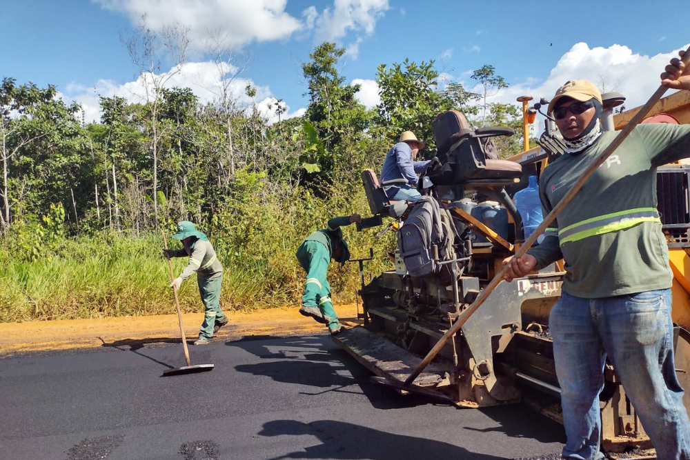 Obras de pavimentação da estrada da Emade avançam em Tefé Obras de pavimentação da estrada da Emade avançam em Tefé