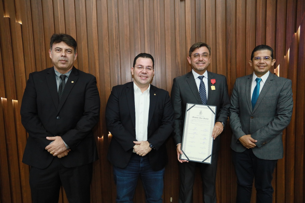 Piloto amazonense &eacute; homenageado com Medalha Ruy Ara&uacute;jo