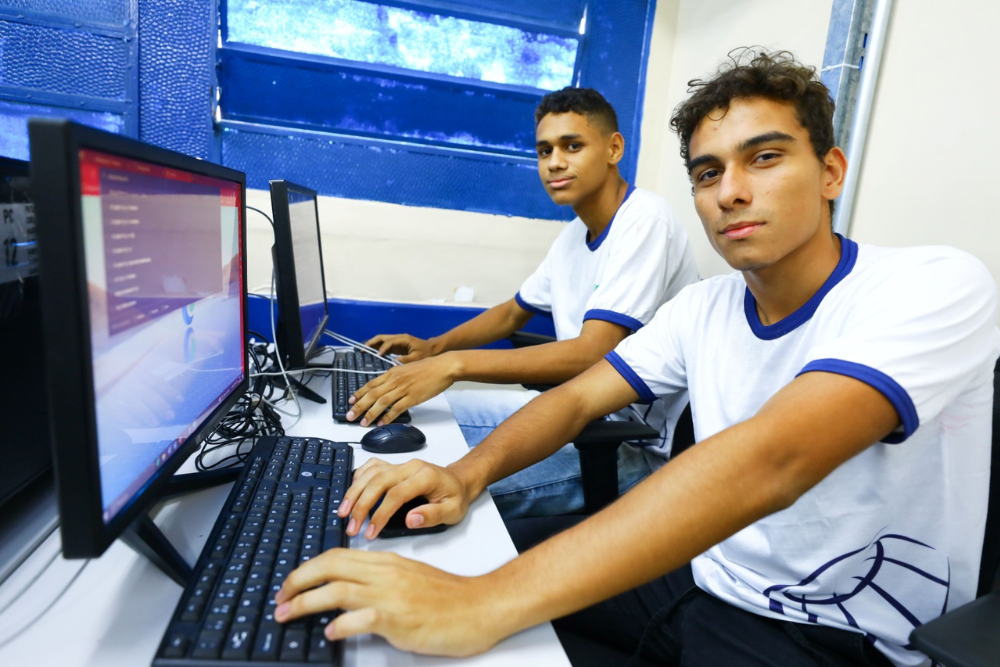 Projeto “Da Escola para o Trabalho” já beneficiou mais de mil alunos com cursos técnicos Projeto “Da Escola para o Trabalho” já beneficiou mais de mil alunos com cursos técnicos
