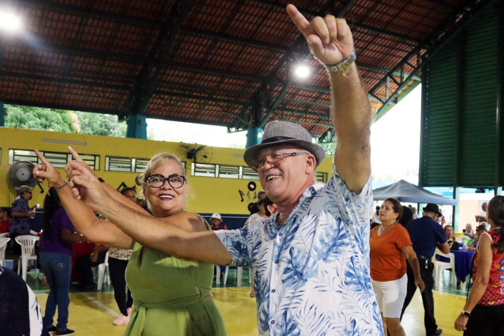 Parque do Idoso promove tarde dançante em homenagem ao Dia dos Pais Parque do Idoso promove tarde dançante em homenagem ao Dia dos Pais