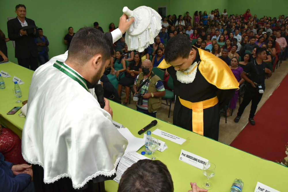 Reitor da UEA outorga grau a 72 formandos em Parintins 