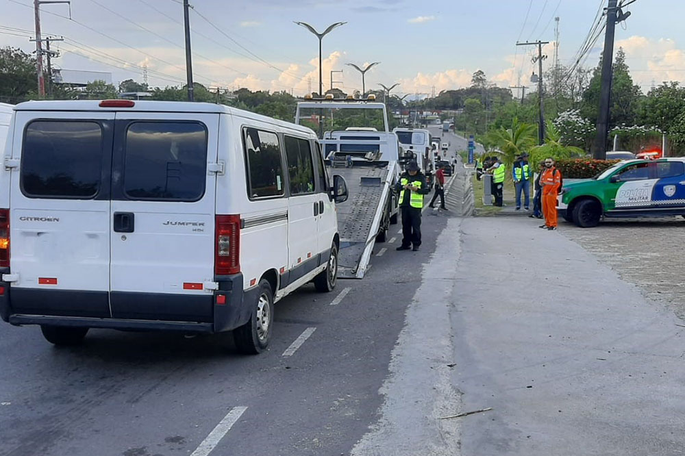Veículos que faziam transporte irregular no Distrito Industrial são apreendidos Veículos que faziam transporte irregular no Distrito Industrial são apreendidos
